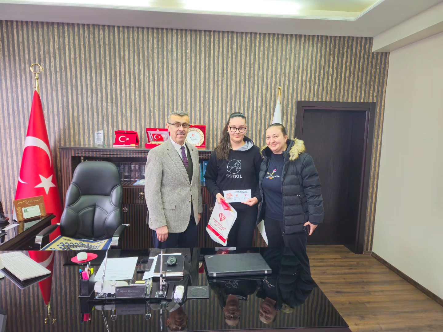 612065634 122163337580627851 8163381354965646030 N