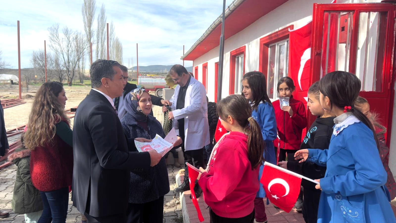 Banaz’da Bayrak Sevgisi Köy Okulunda Büyüyor (1)