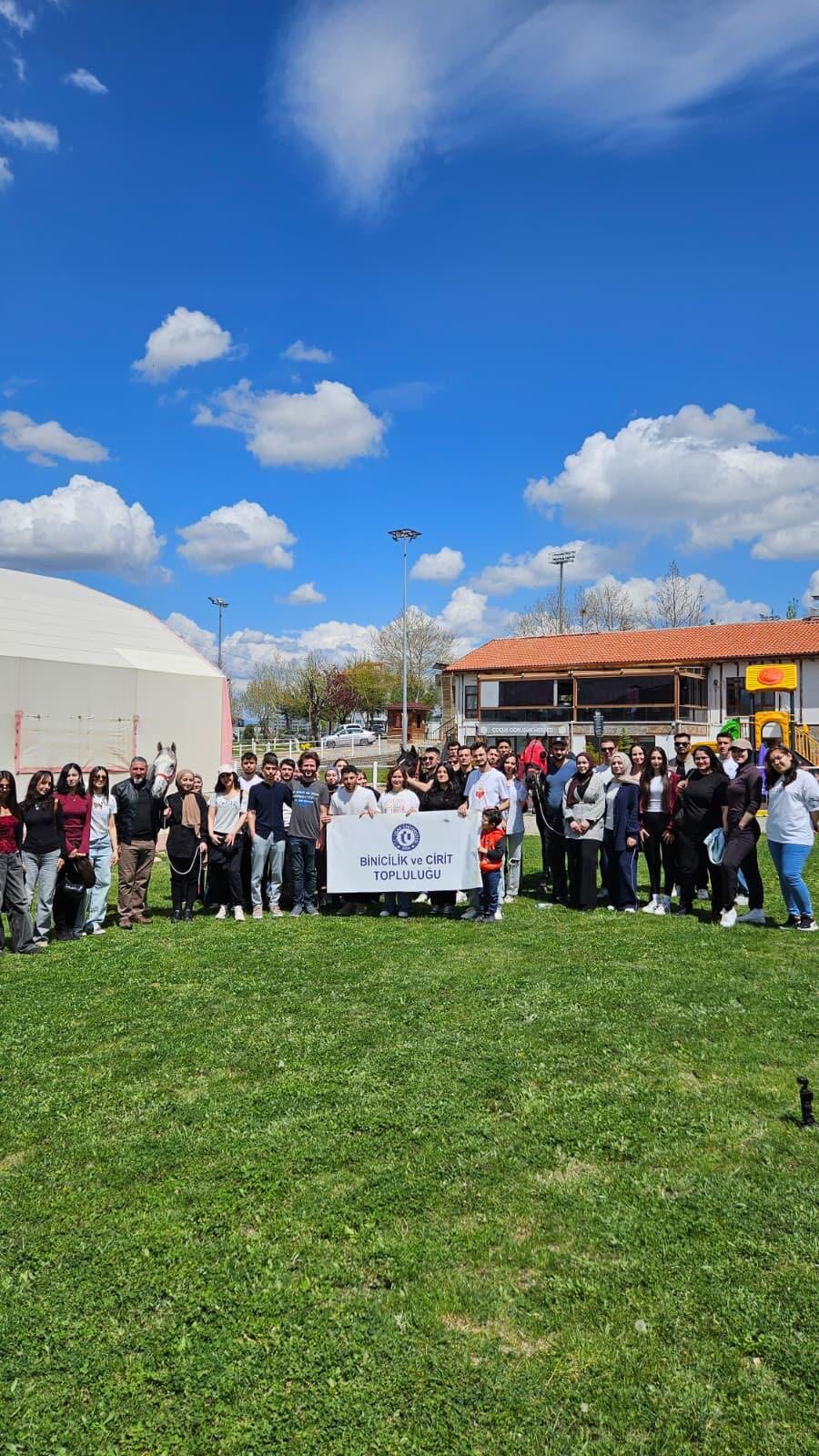 Üniversiteli Gençler Uşak Belediyesi At Çiftliği (4)