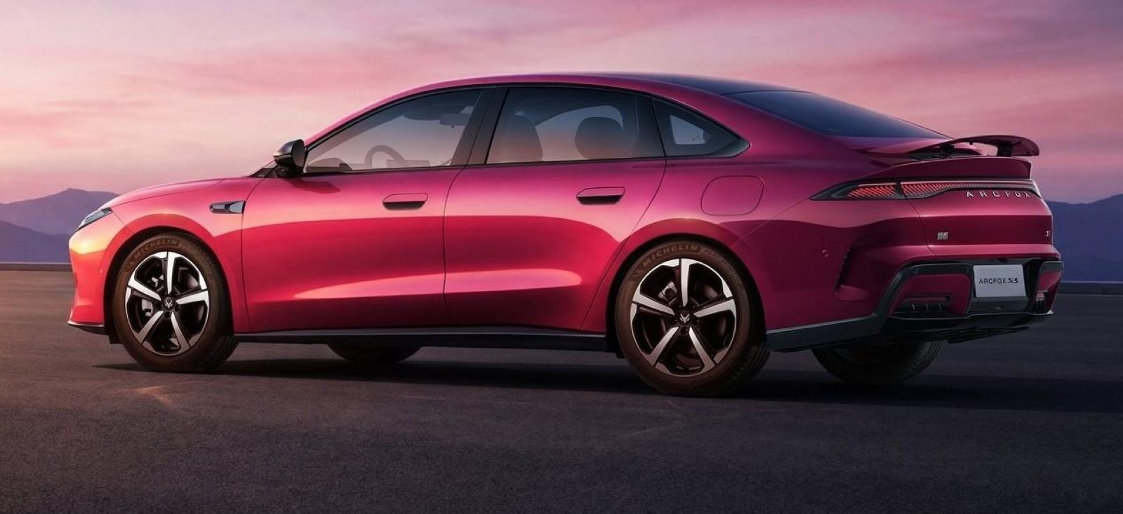 Elektrikli Sedan Arcfox
