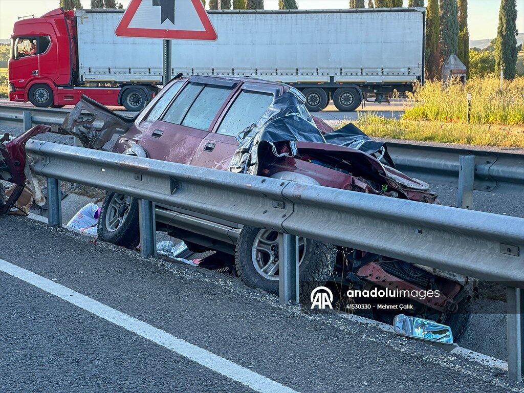 Uşak'ta Bariyerlerin Arasına Giren Cipte Can Kaybı (2)