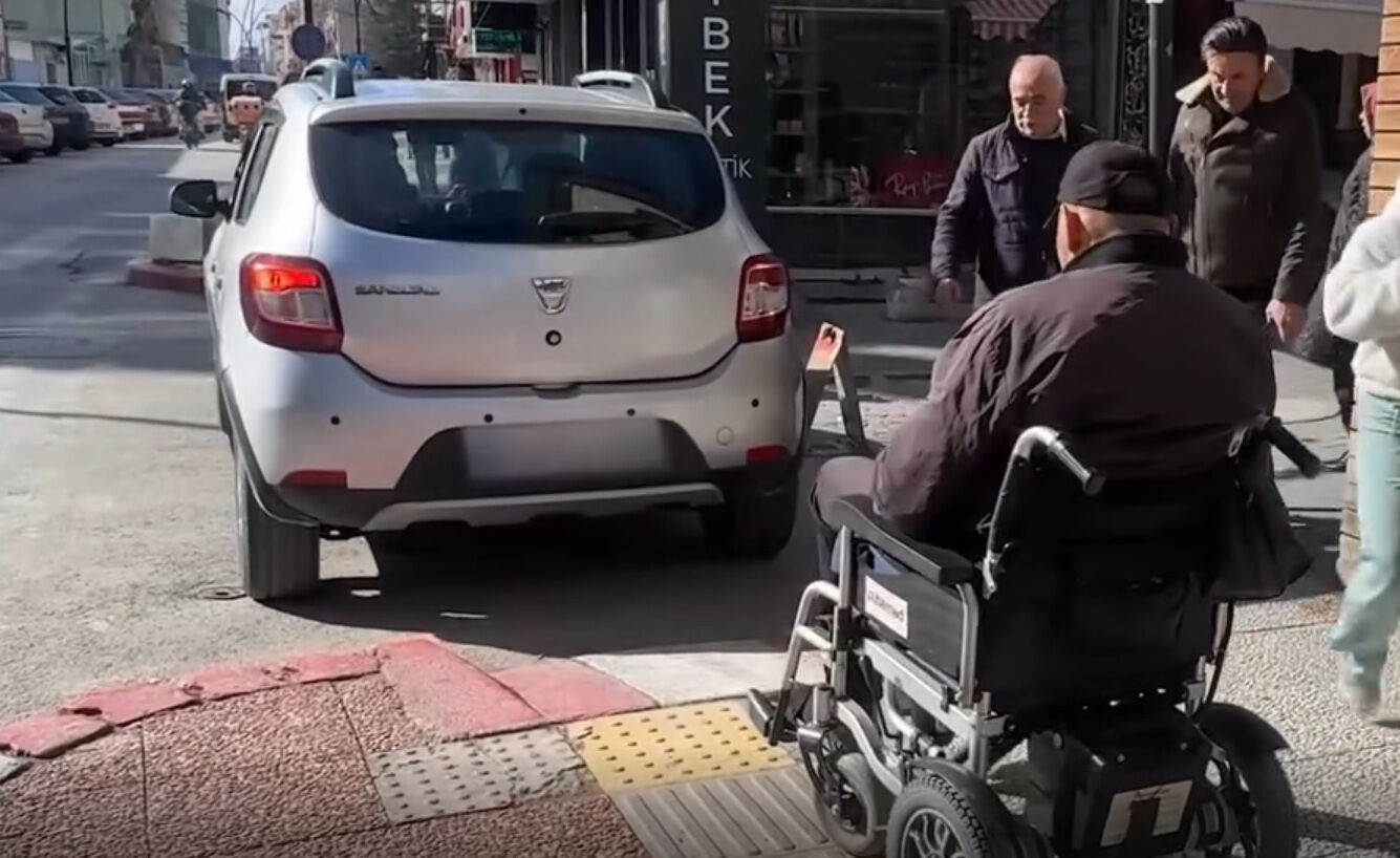 Uşak’ta Yaya Geçidi Denetimi Kurala Uymayan Sürücülere Ceza Uygulandı (1)