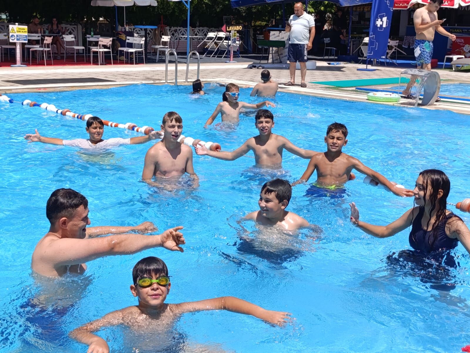 Aşiri Sicaktan Bunalan Sali̇hli̇’ler Tati̇l Köyünün Havuzuna Koştu (2)