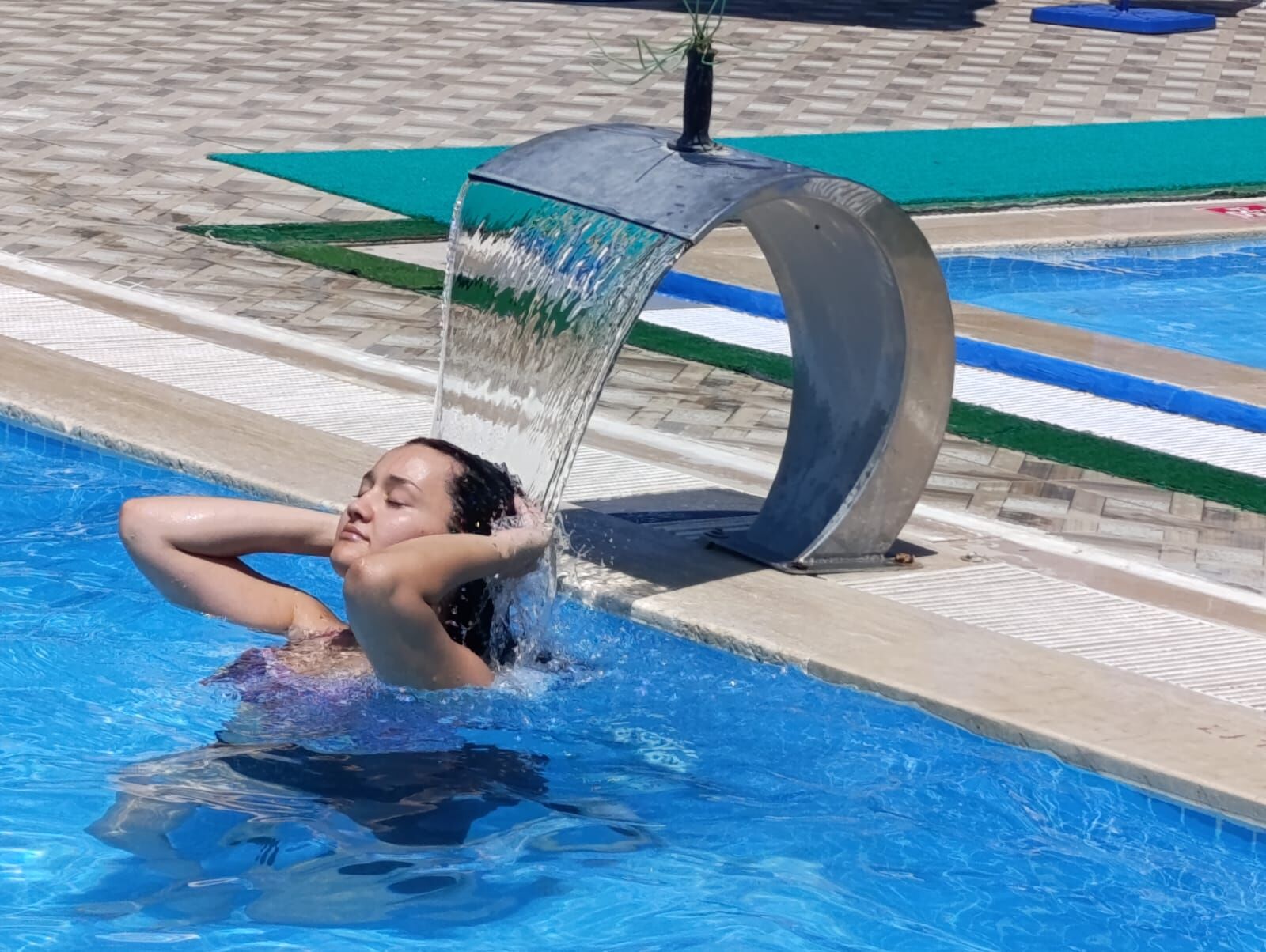 Aşiri Sicaktan Bunalan Sali̇hli̇’ler Tati̇l Köyünün Havuzuna Koştu