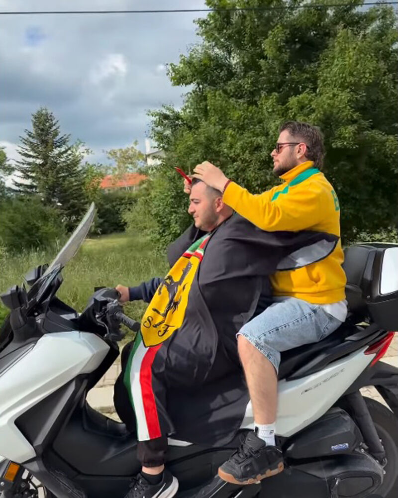 Banazlı Fenomen Berber Yine Gündemde, Bu Kez Motosiklet Üzerinde Tıraş Yaptı