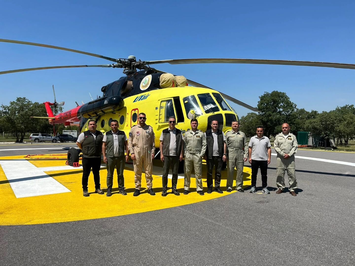 Denizli Orman Bölge Müdürü Ahmet Köle, Uşak Orman İşletme Müdürlüğü Bünyesinde Görev Yapan Helikopter Ekibi Ile Kalfa Yangın Ekibini Ziyaret Ederek Yürütülen Çalışmalar Hakkında Bilgi Aldı (4)