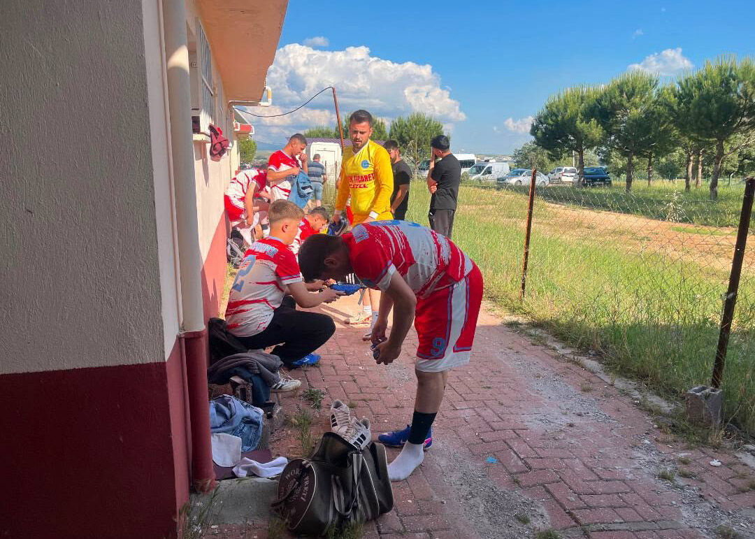 Uşak Amatör Futbolunda Tesis İsyanı! Kulüpler Dışarıda Soyunuyor (1)