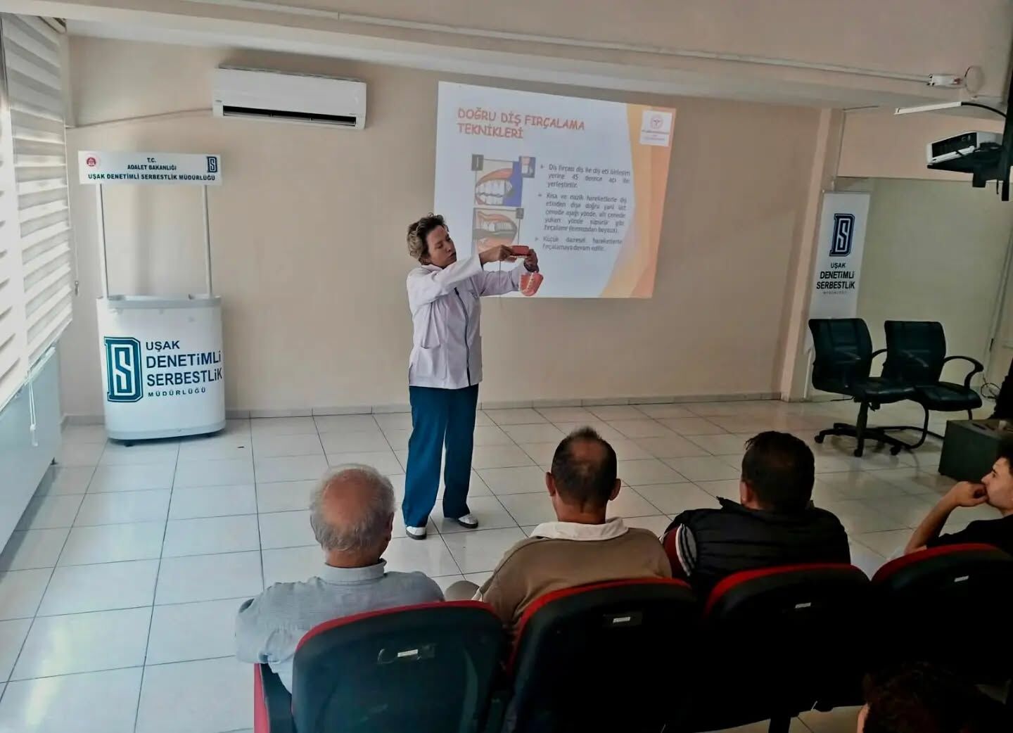 Uşak İl Sağlık Müdürlüğü Tarafından Denetimli Serbestlik Müdürlüğü’nde Düzenlenen Eğitimde, Ağız Ve Diş Sağlığının Korunması, Doğru Bakım Alışkanlıkları Ve Düzenli Kontrollerin Önemi Anlatıldı (3)