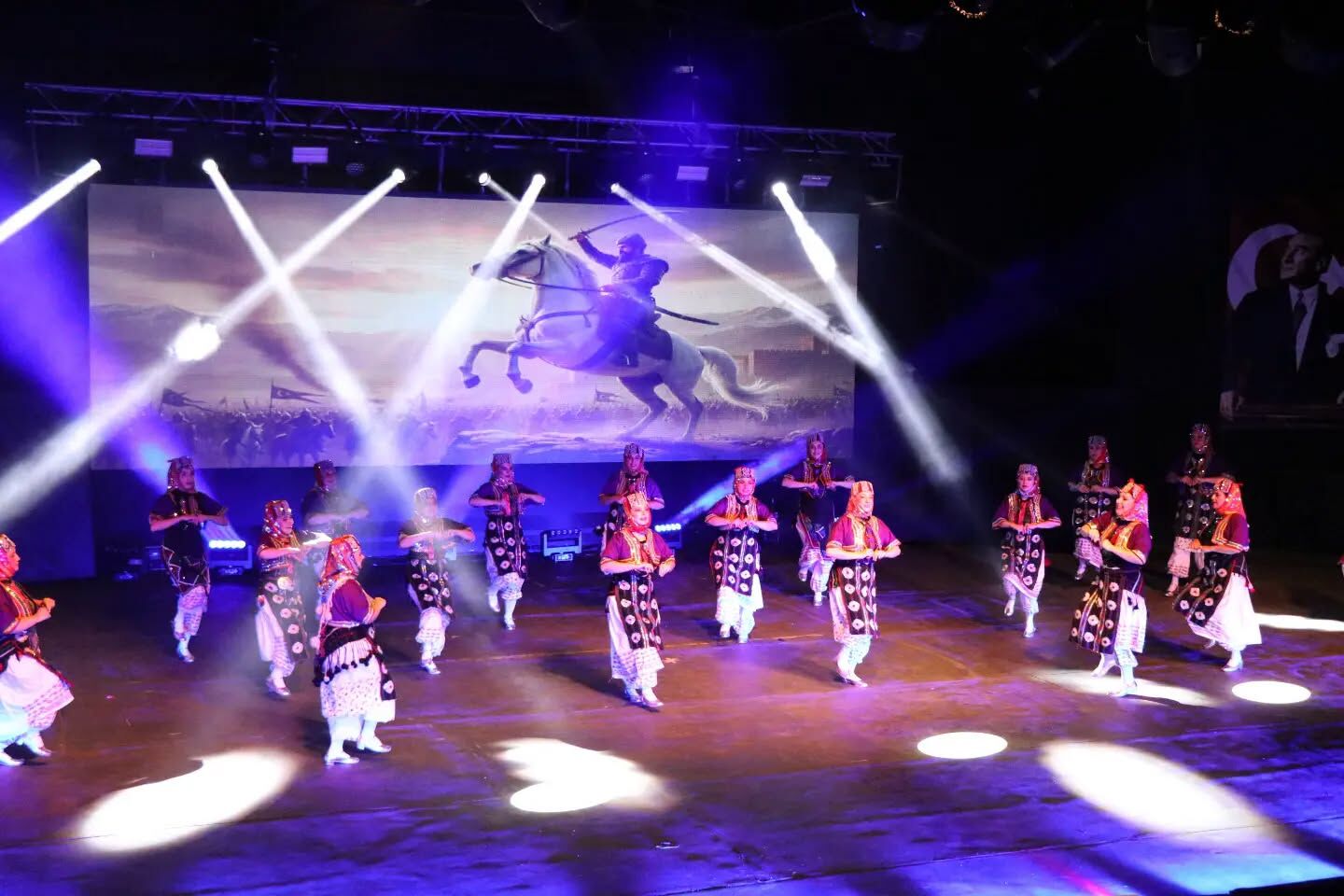 Uşak Maarif Halk Dansları Topluluğu Tarafından Sahnelenen “Yol” Adlı Özel Gösteri, Türkistan’dan Anadolu’ya Uzanan Kültürel Yolculuğu Dans, Müzik Ve Sahne Performanslarıyla Izleyiciye Aktardı. Huz (2)