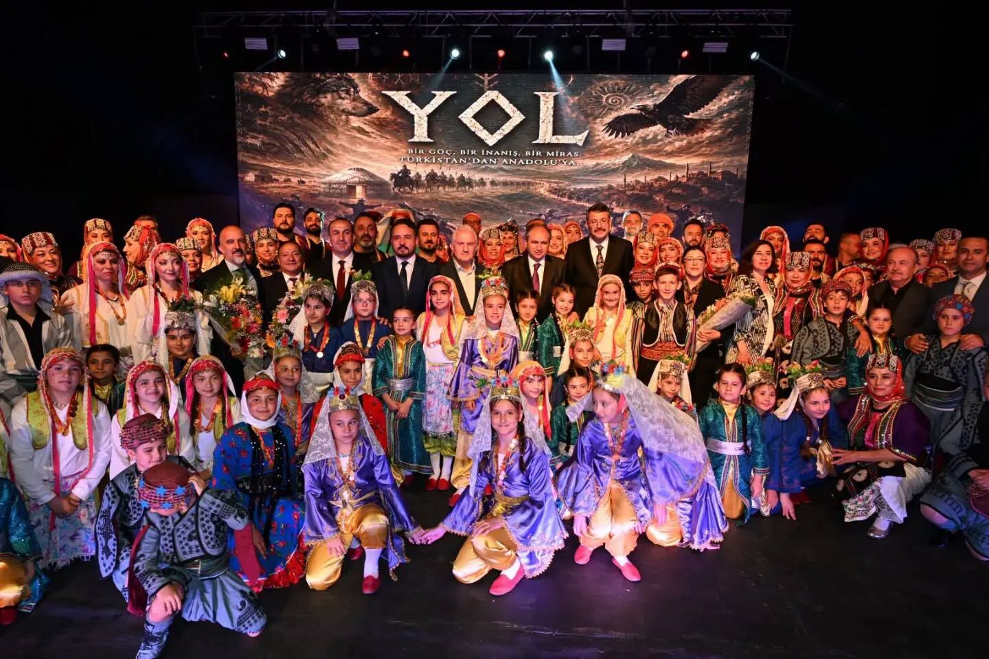 Uşak Maarif Halk Dansları Topluluğu Tarafından Sahnelenen “Yol” Adlı Özel Gösteri, Türkistan’dan Anadolu’ya Uzanan Kültürel Yolculuğu Dans, Müzik Ve Sahne Performanslarıyla Izleyiciye Aktardı. Huz