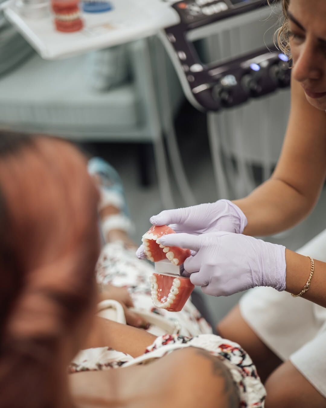 Uşak'lı Mimar Naci Çavdar’ın Kızı Ortodontist Ece Çavdar, Ortodonti Muayenelerinin Neden Uzun Sürdüğünü Anlattı. Çavdar, Tedavi Sürecinin Her Aşamasını Hastalarına Detaylı Şekilde Anlatarak Başarı Oranın