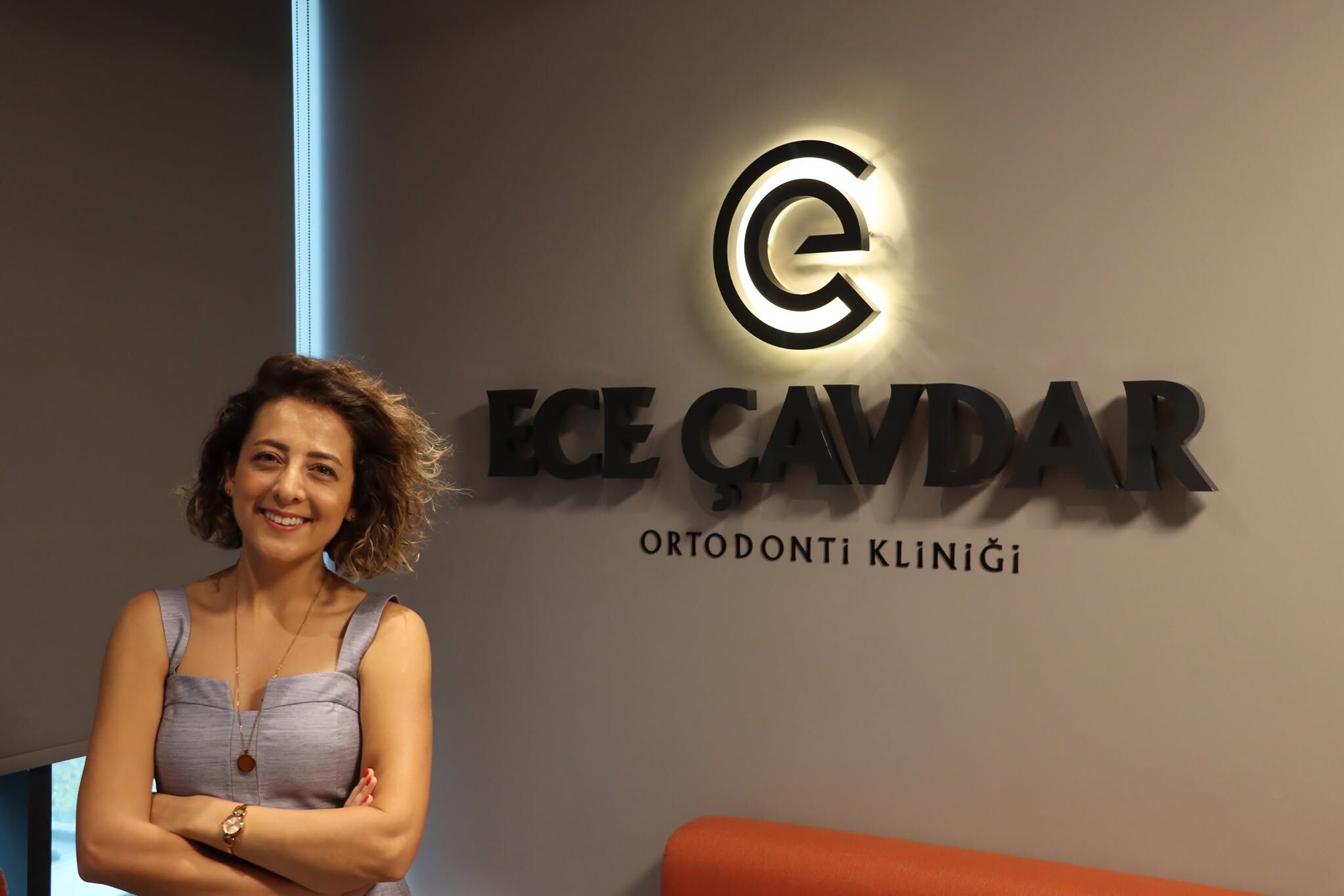 Uşak'lı Mimar Naci Çavdar’ın Kızı Ortodontist Ece Çavdar, Ortodonti Muayenelerinin Neden Uzun Sürdüğünü Anlattı. Çavdar, Tedavi Sürecinin Her Aşamasını Hastalarına Detaylı Şekilde Anlatarak Başarı Oranını (1)