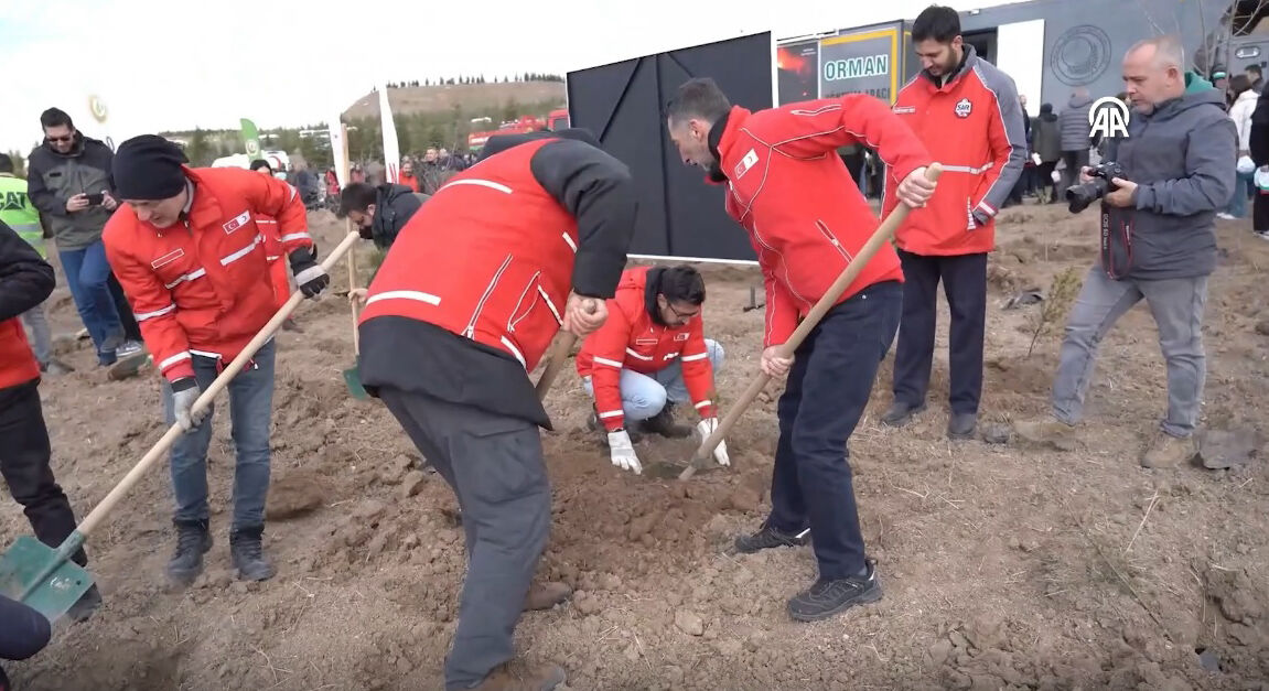 Uşak’ta Kan Bağışı Fidan Oldu Binlerce Fidan Toprakla Buluştu (1)