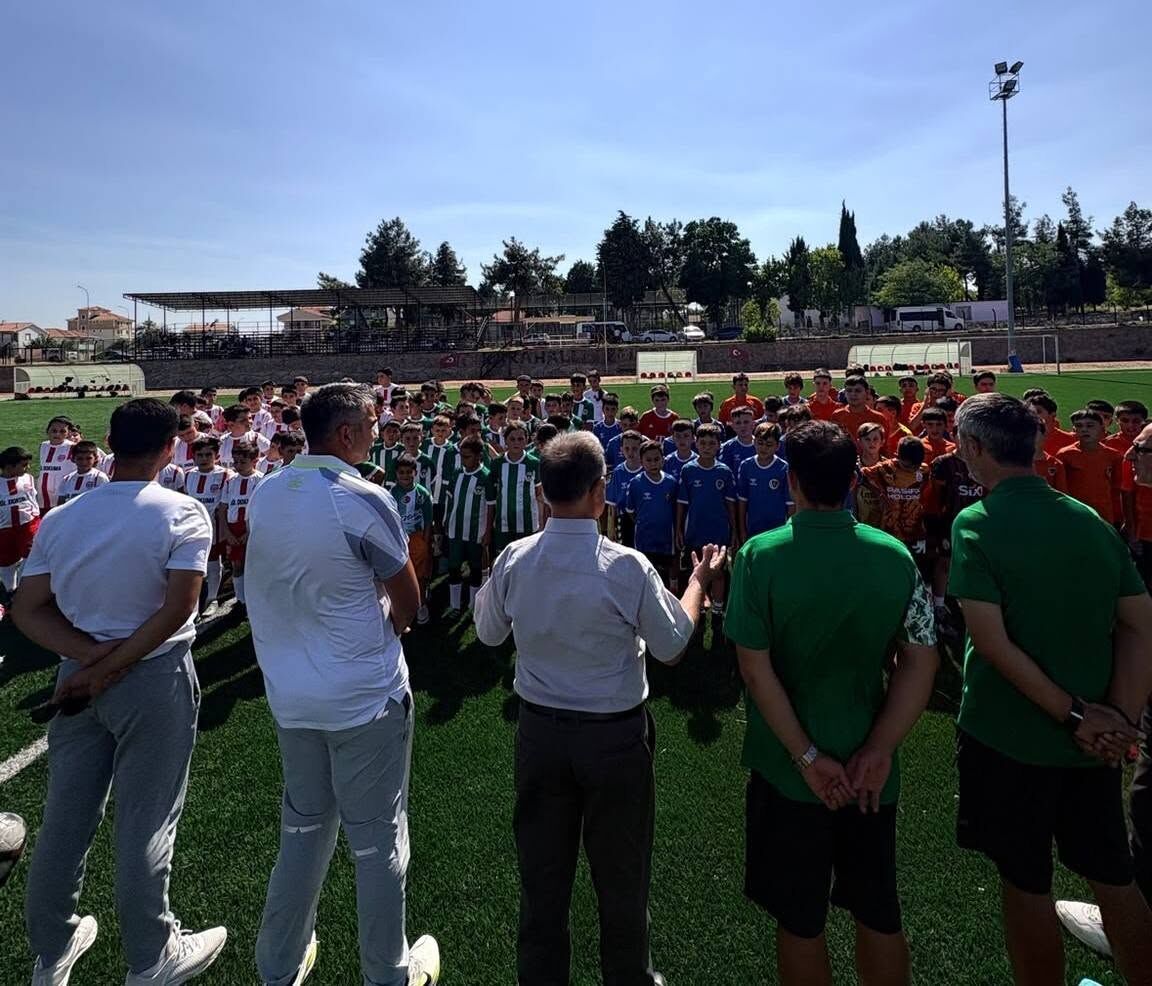 Karahallı'da Minik Kramponlardan Futbol (1)