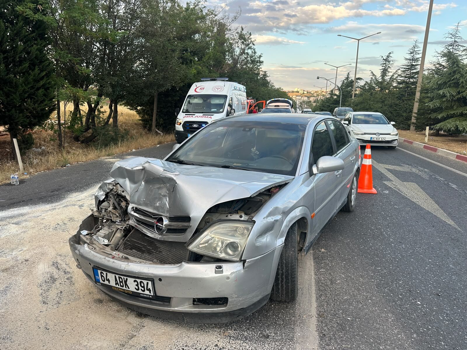 Uşak'ta Tırın Dorsesine Çarpan Otomobilde 2'Si Çocuk 4 Kişi Yaralandı (1)