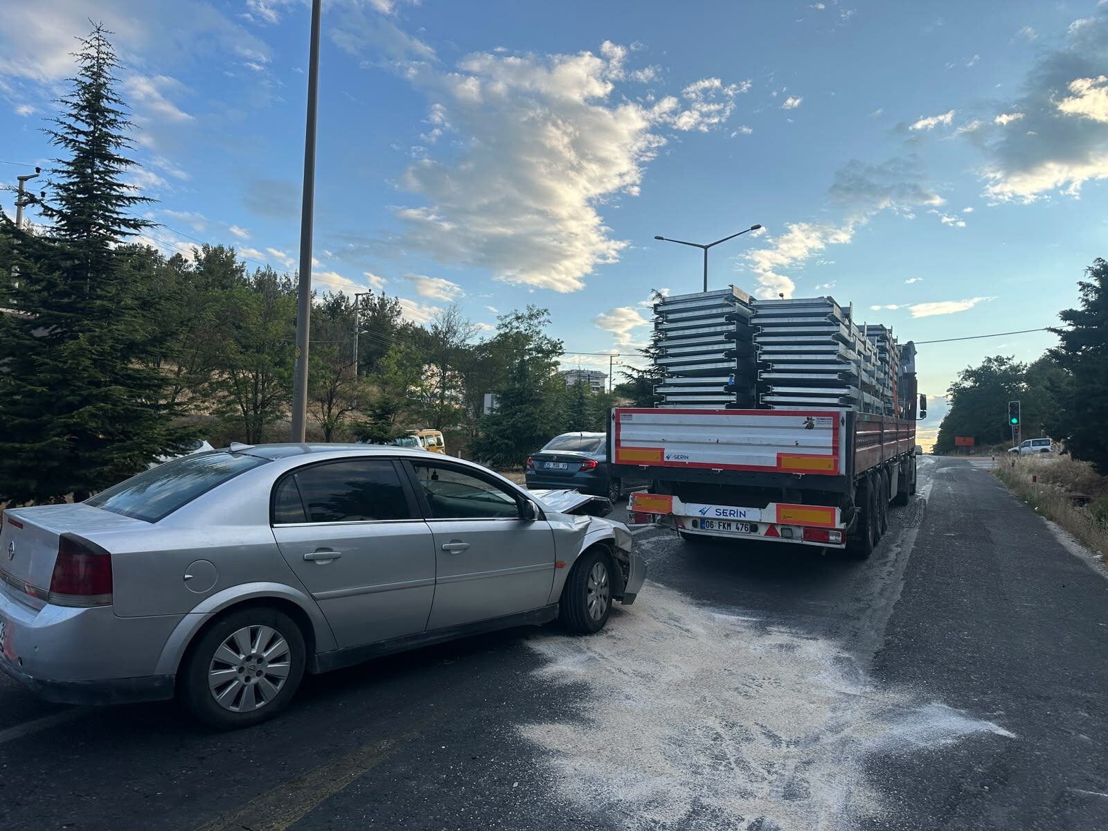 Uşak'ta Tırın Dorsesine Çarpan Otomobilde 2'Si Çocuk 4 Kişi Yaralandı (2)