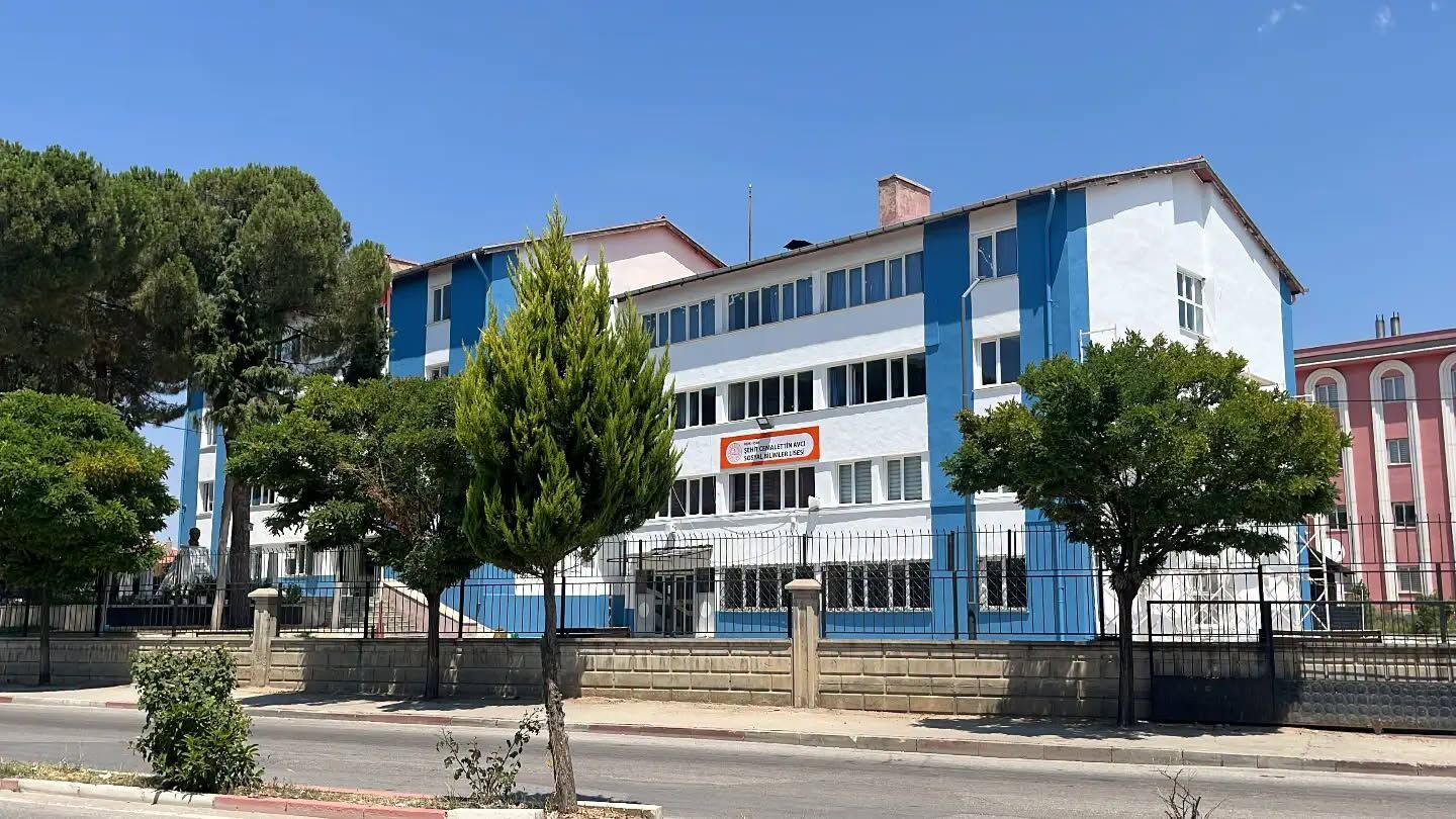 Eşme Şehit Cemalettin Avcı Sosyal Bilimler Lisesi 3