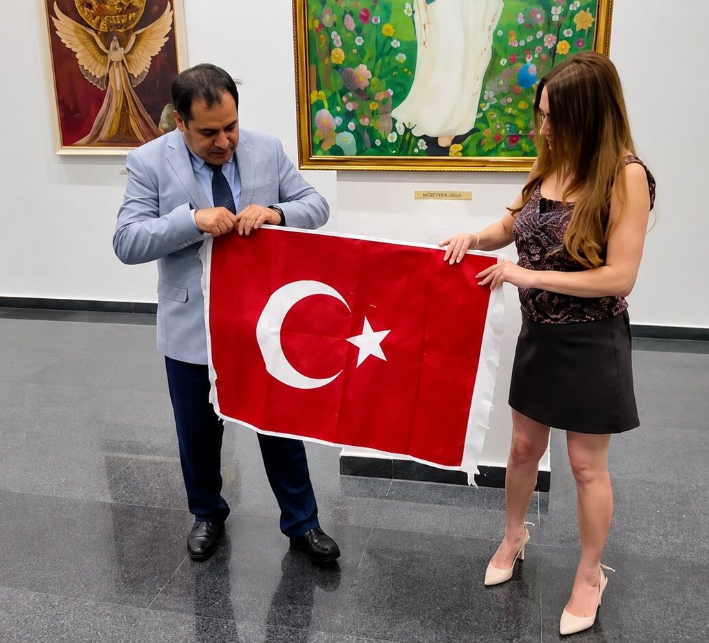 Uşak Arkeoloji Müzesi’nde Sanat Buluşması, Müzeyyen Uğur’un İkinci Sergisi Açıldı