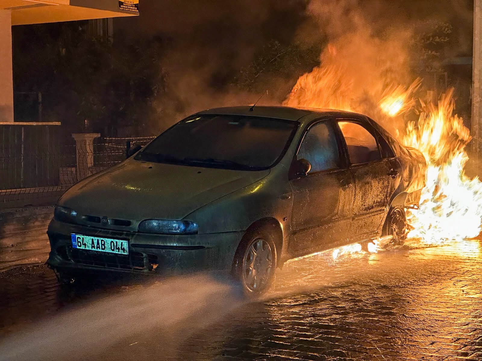 Park Halindeki Otomobil Alev Aldı (3)