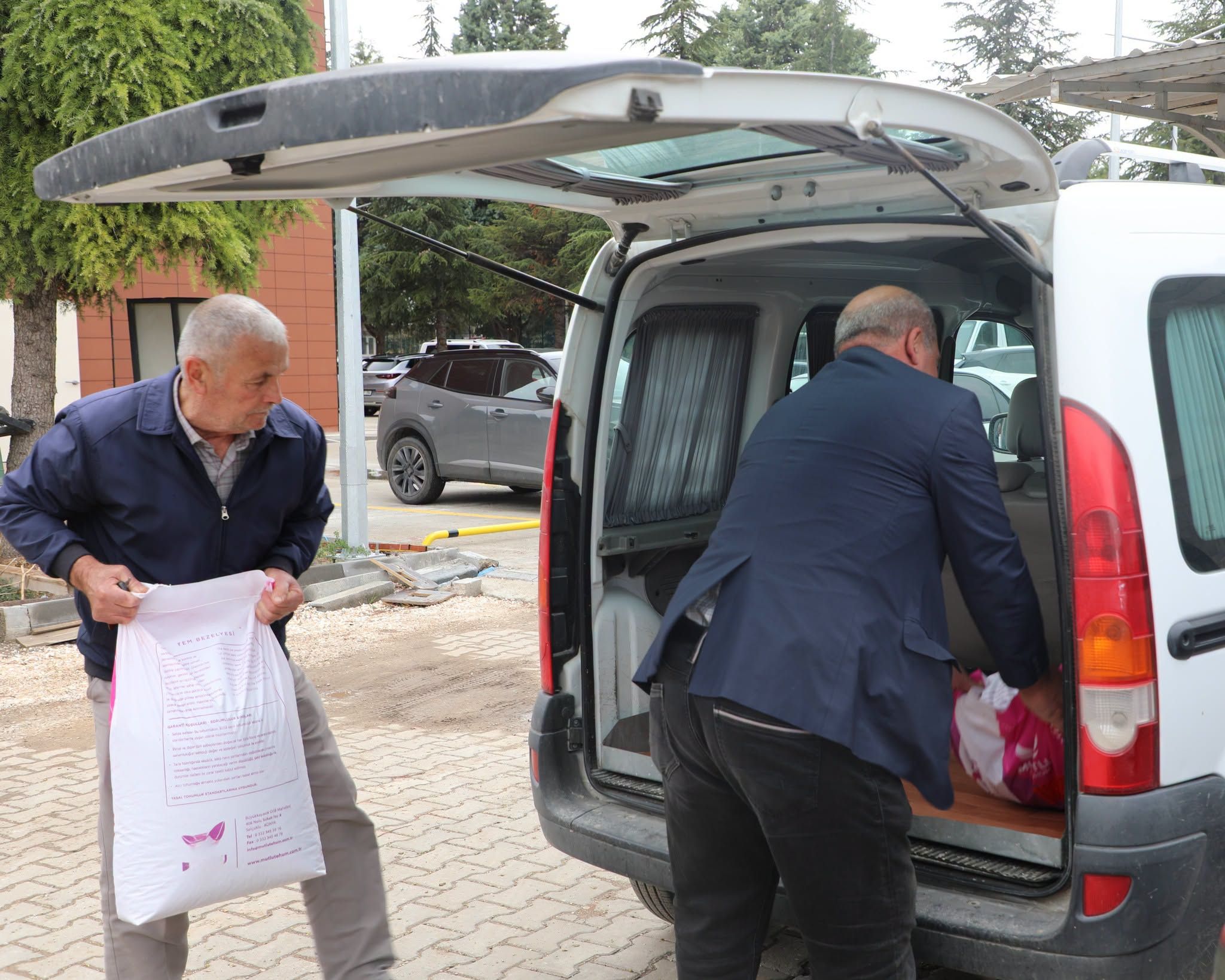 850352032 3038464569852371 2384232148534252254 N