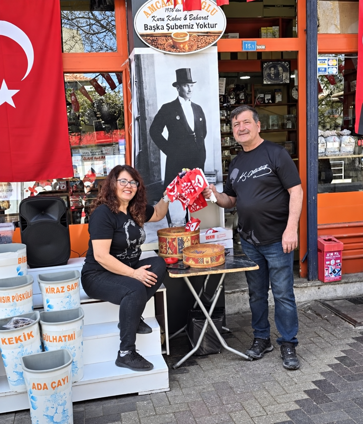 Dükkan Önünde Atatürk Portresi Ve Türk Bayrağı