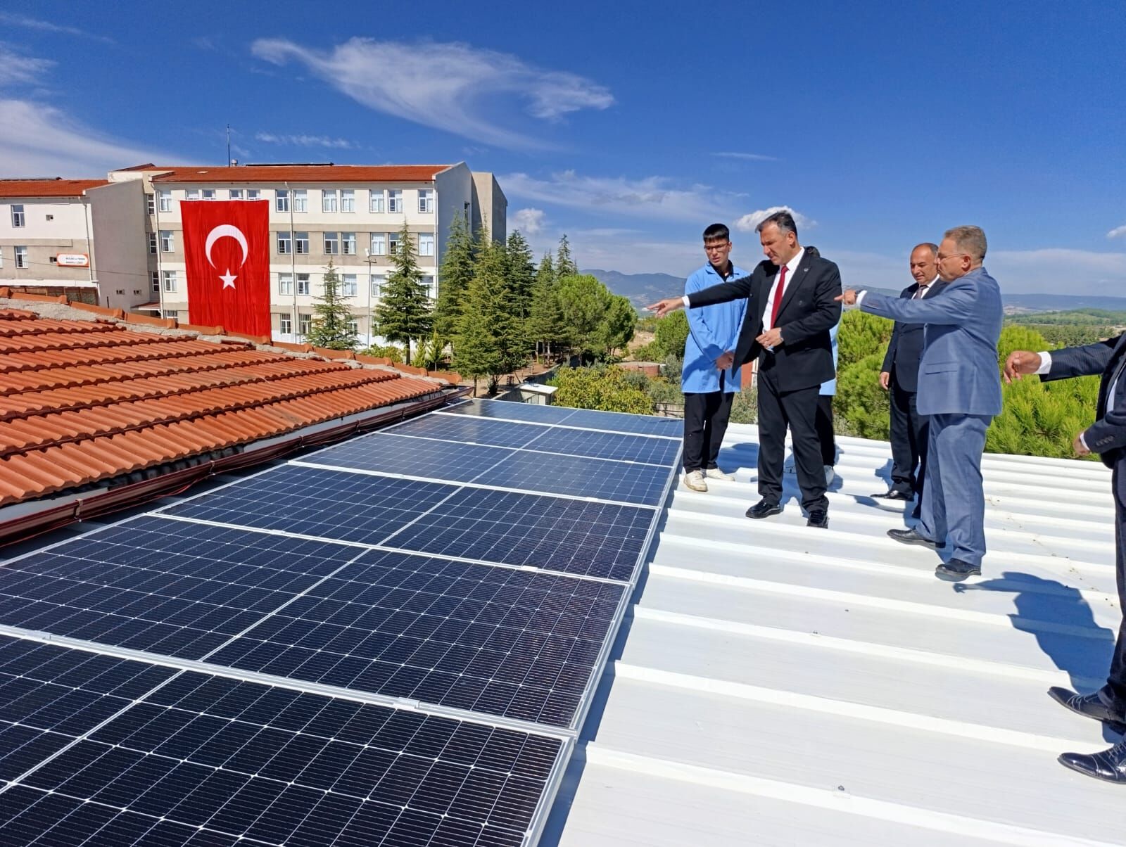 Gördes Mesleki Ve Teknik Anadolu Lisesinde Büyük Gurur Gördes’in Güneşi Enerji Vermeye Başladı! (2)