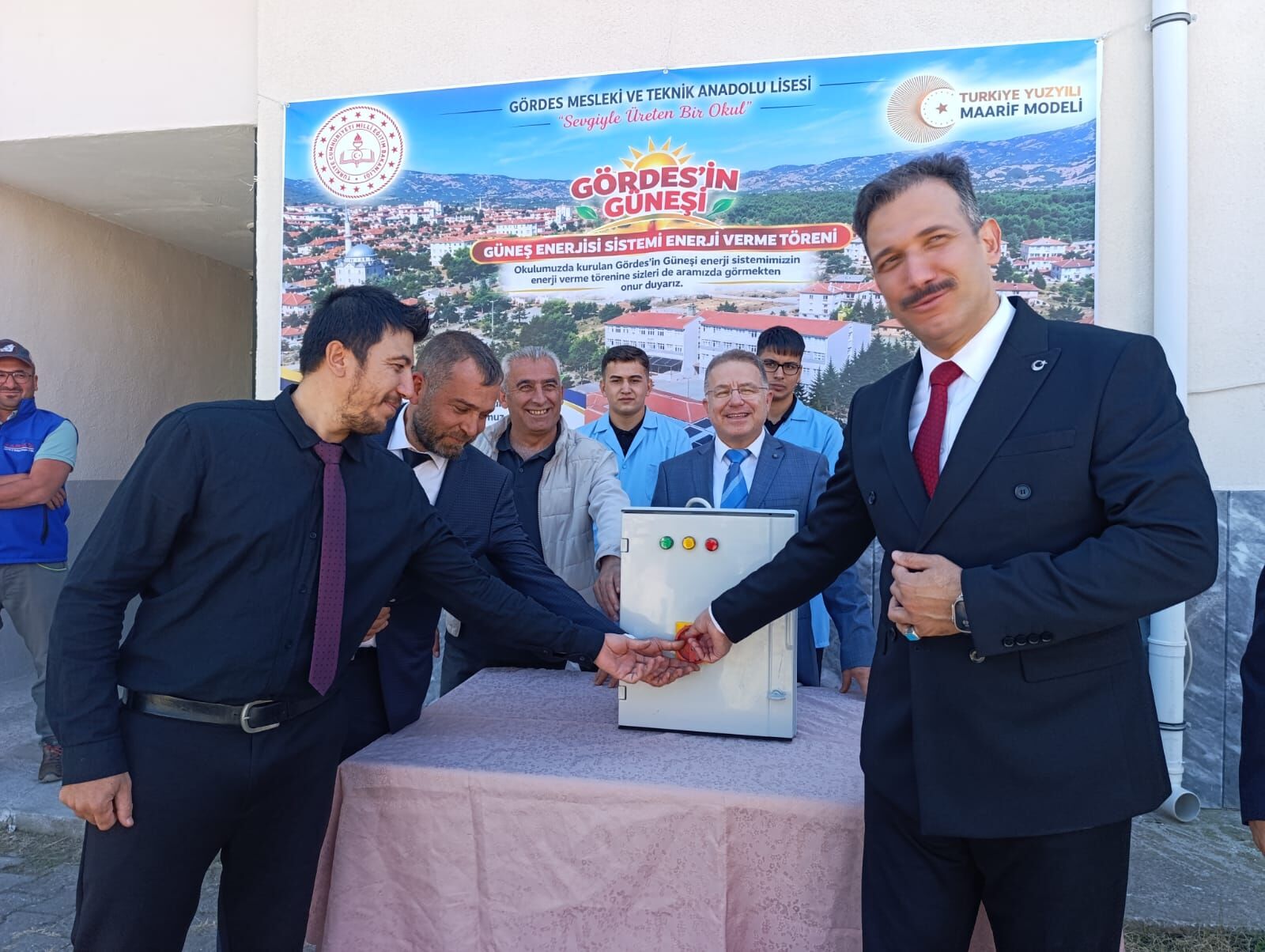 Gördes Mesleki Ve Teknik Anadolu Lisesinde Büyük Gurur Gördes’in Güneşi Enerji Vermeye Başladı! (5)
